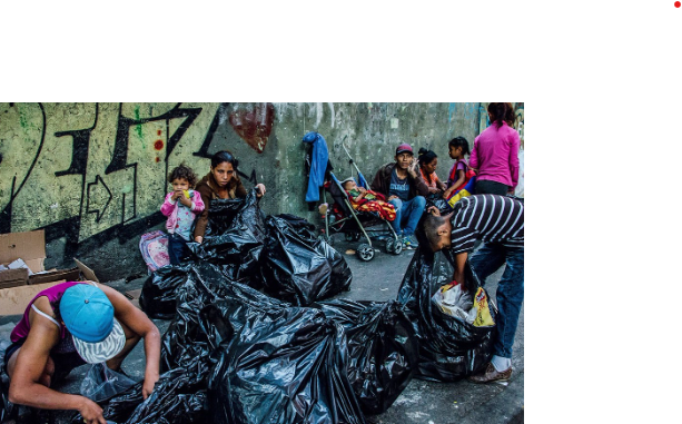 Leftcom.org: Venezuelan citizens dig through trash in search of food. 